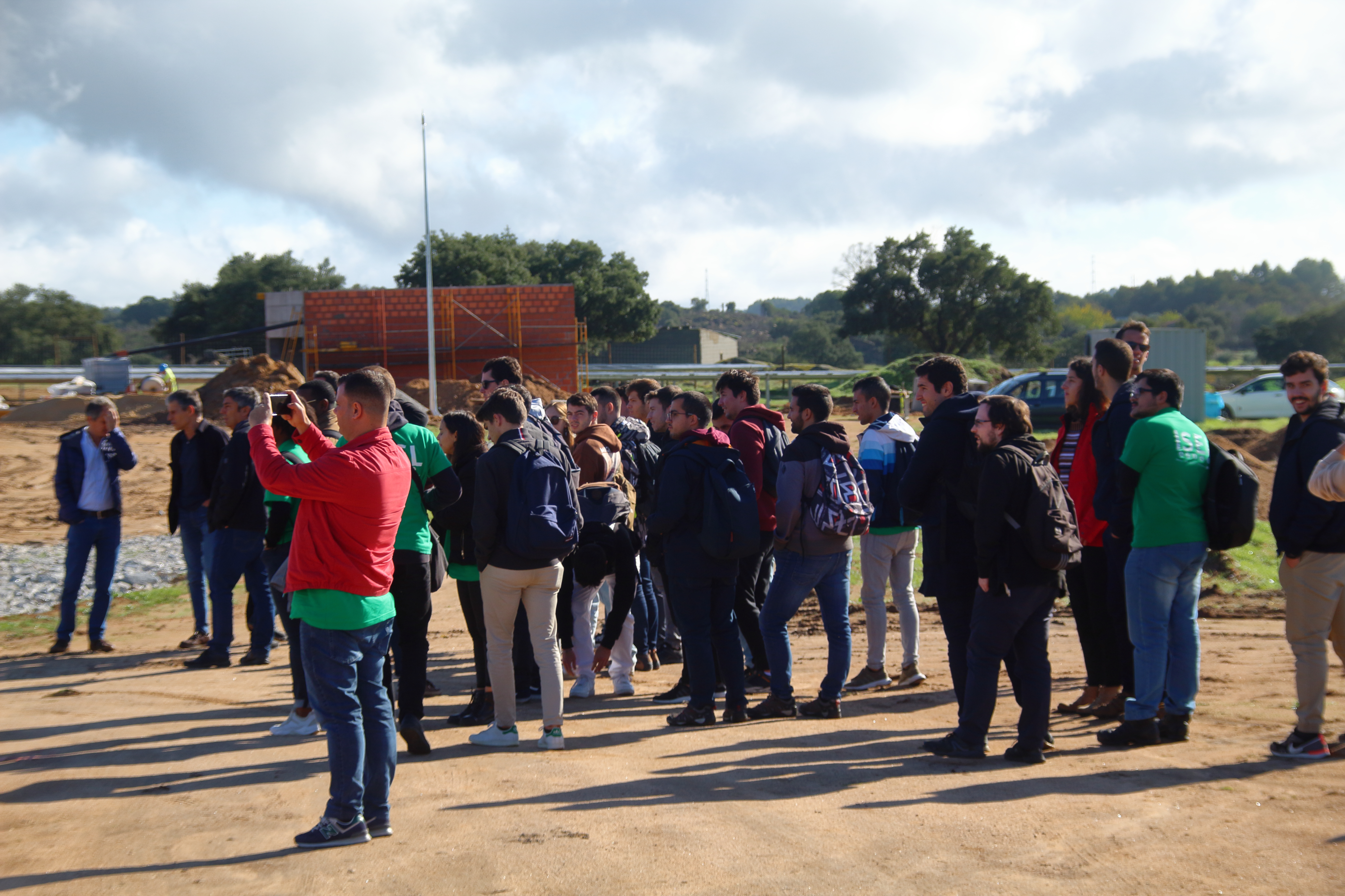 Estudantes de Engenharia Eletrotécnica realizam visita técnica a um parque fotovoltaico 