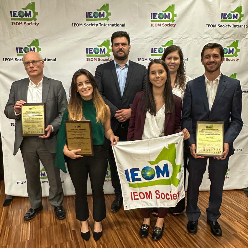 os membros da direção receberam do Presidente da IEOM a bandeira da IEOM e o certificado da criação do “Student Chapter” no âmbito da IEOM no ISEL.   