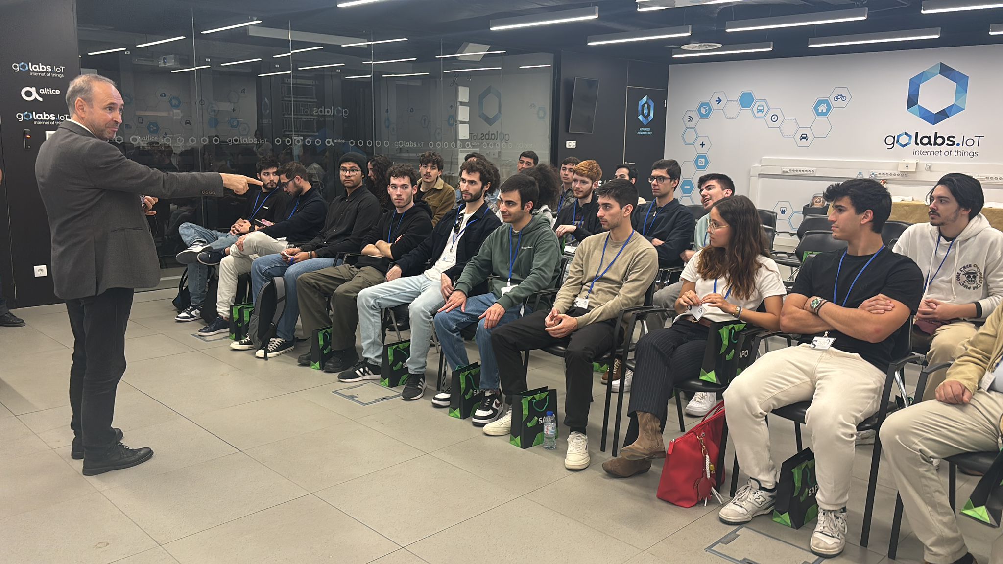 Exploração de infraestruturas de comunicação avançadas: visita técnica à Altice/MEO