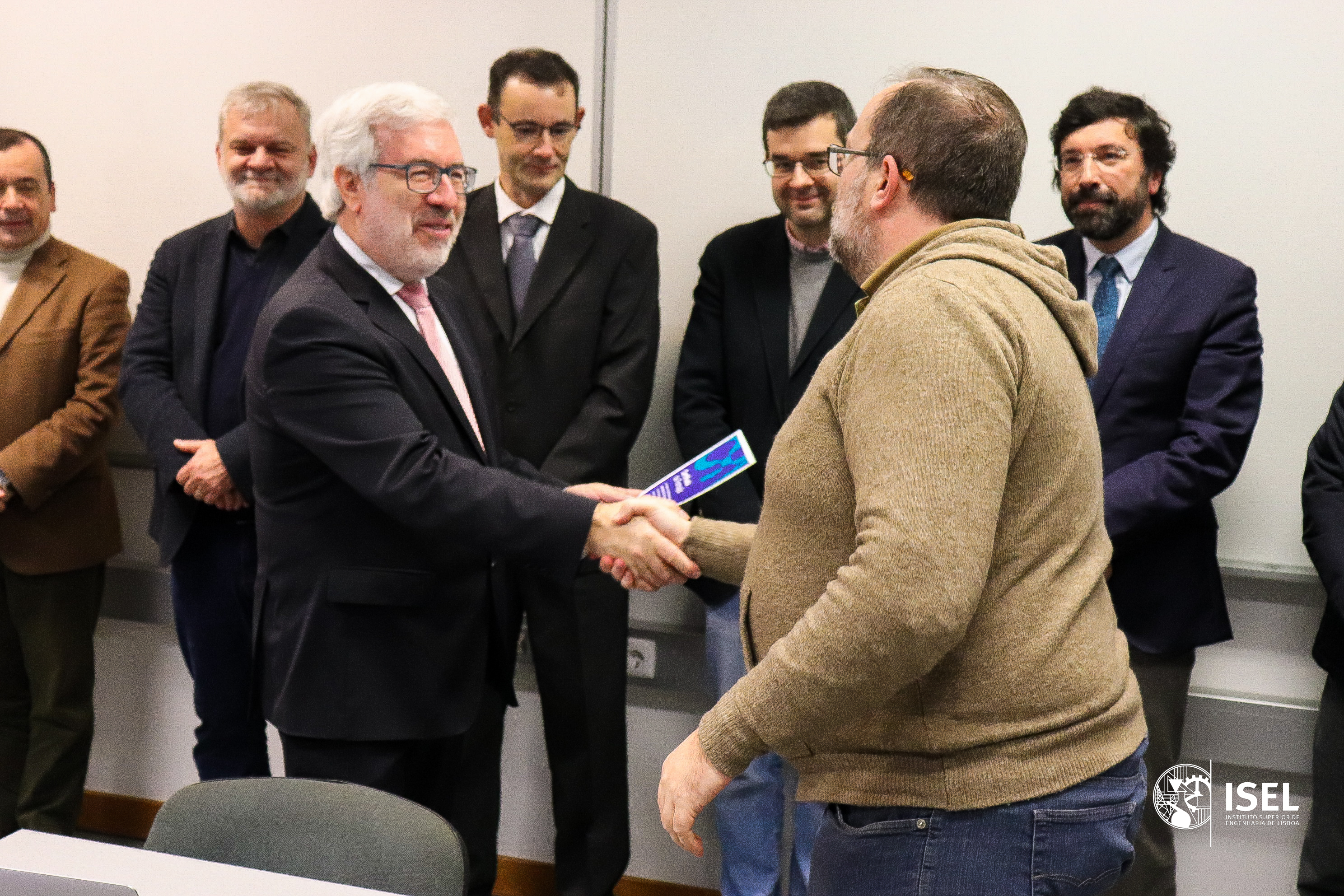 Mário Filipe Campolargo entrega certificado de curso