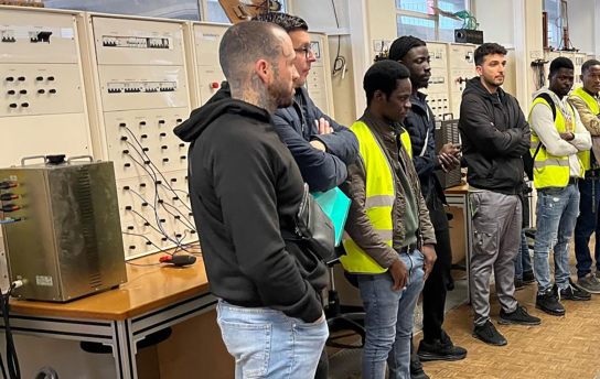 Visita do CENFIC ao Laboratório de Máquinas Elétricas do DEEEA 